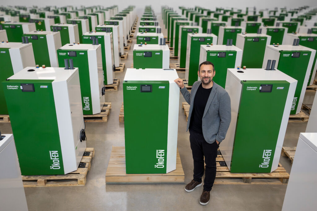 Ökofen-Chef Stefan Ortner vor Pelletsheizkesseln: Es braucht alle Technologien.