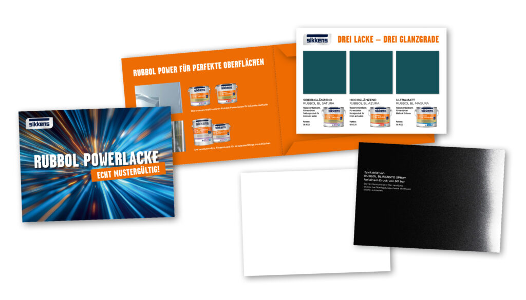 DIN-A5-Musterkarten unterstützen die sichere Oberflächenwahl. Sie zeigen die drei Glanzgrade der wasserverdünnbaren Rubbol BL Innenlacke Satura, Azura und Magura – seidenglänzend, hochglänzend und ultramatt. Zwei weitere Karten veranschaulichen das Spritzbild von Rubbol BL Rezisto Spray sowie die Oberflächenqualität von Rubbol BL Satura. Kompakt zusammengefasst und jederzeit griffbereit sind sie in einer Musterkarten-Mappe organisiert. © Sikkens