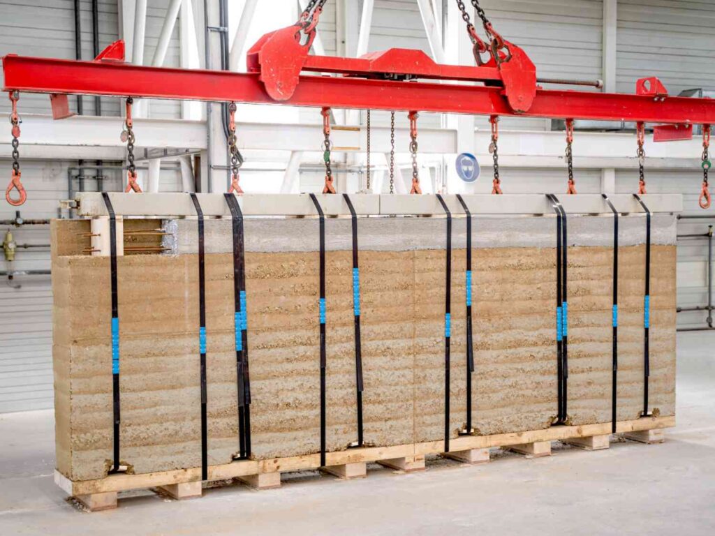 Produktionshalle Pfeffenhausen mit Stampflehmwand für den Einsatz in der Museumssanierung des „Nawareum“ in Straubing