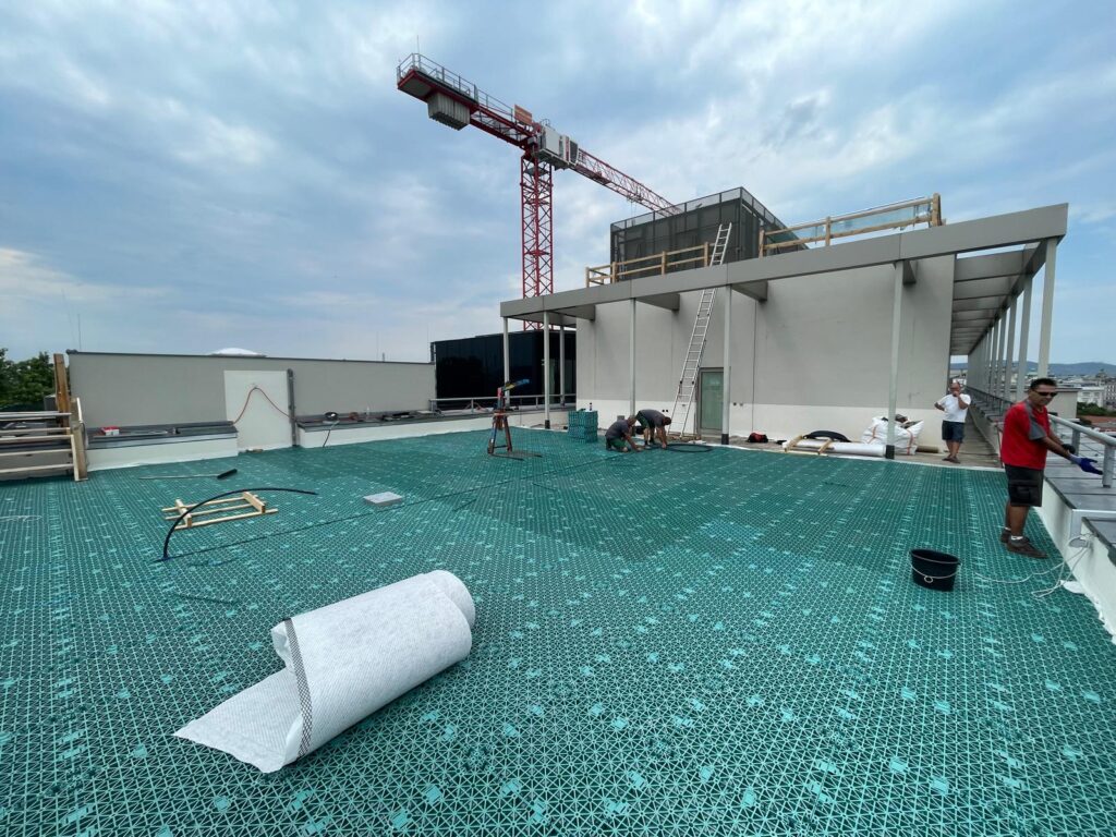 Verlegung der Retentionskörper am Null-Grad-Dach: Die modularen Speicherelemente bilden die Basis für permanent verfügbaren Wasserrückhalt und verzögerten Abfluss. 