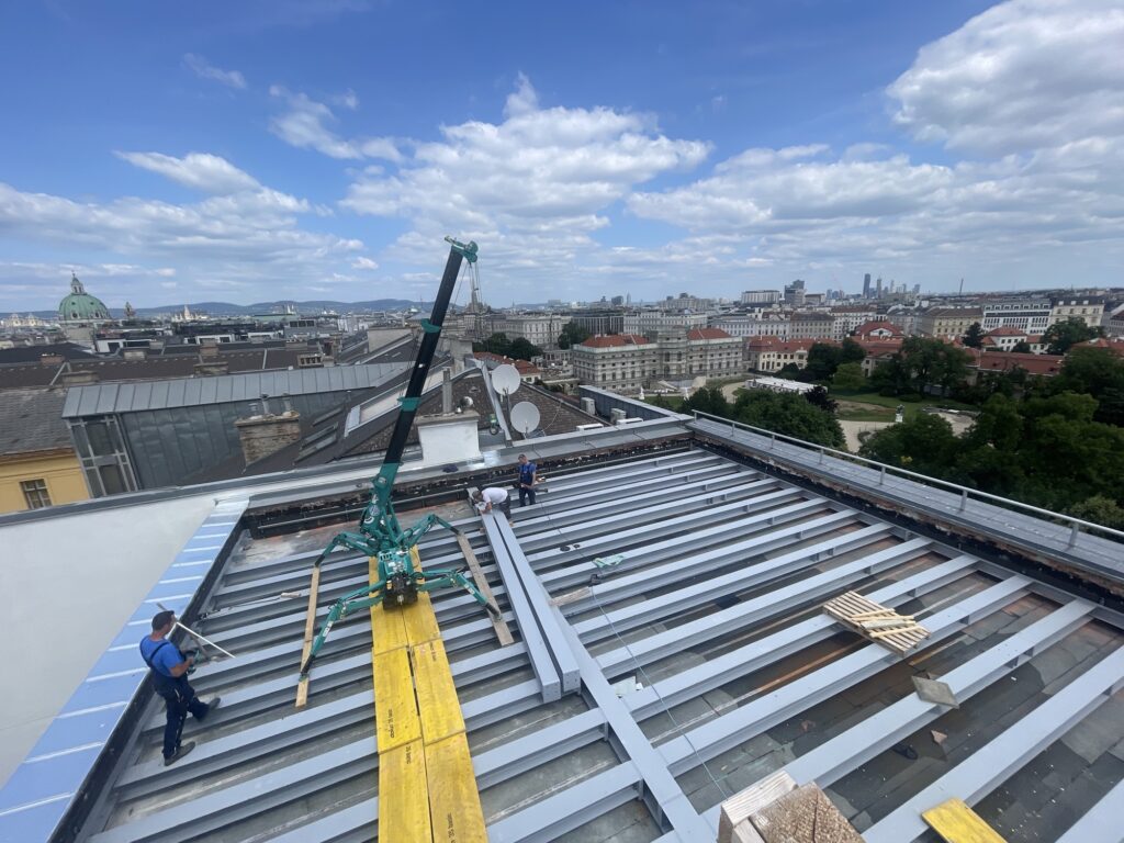 Montage der zusätzlichen Stahlkonstruktion auf Terrasse A3: Das neue Tragwerk macht die bislang nicht begehbare Dachfläche statisch nutzbar. 