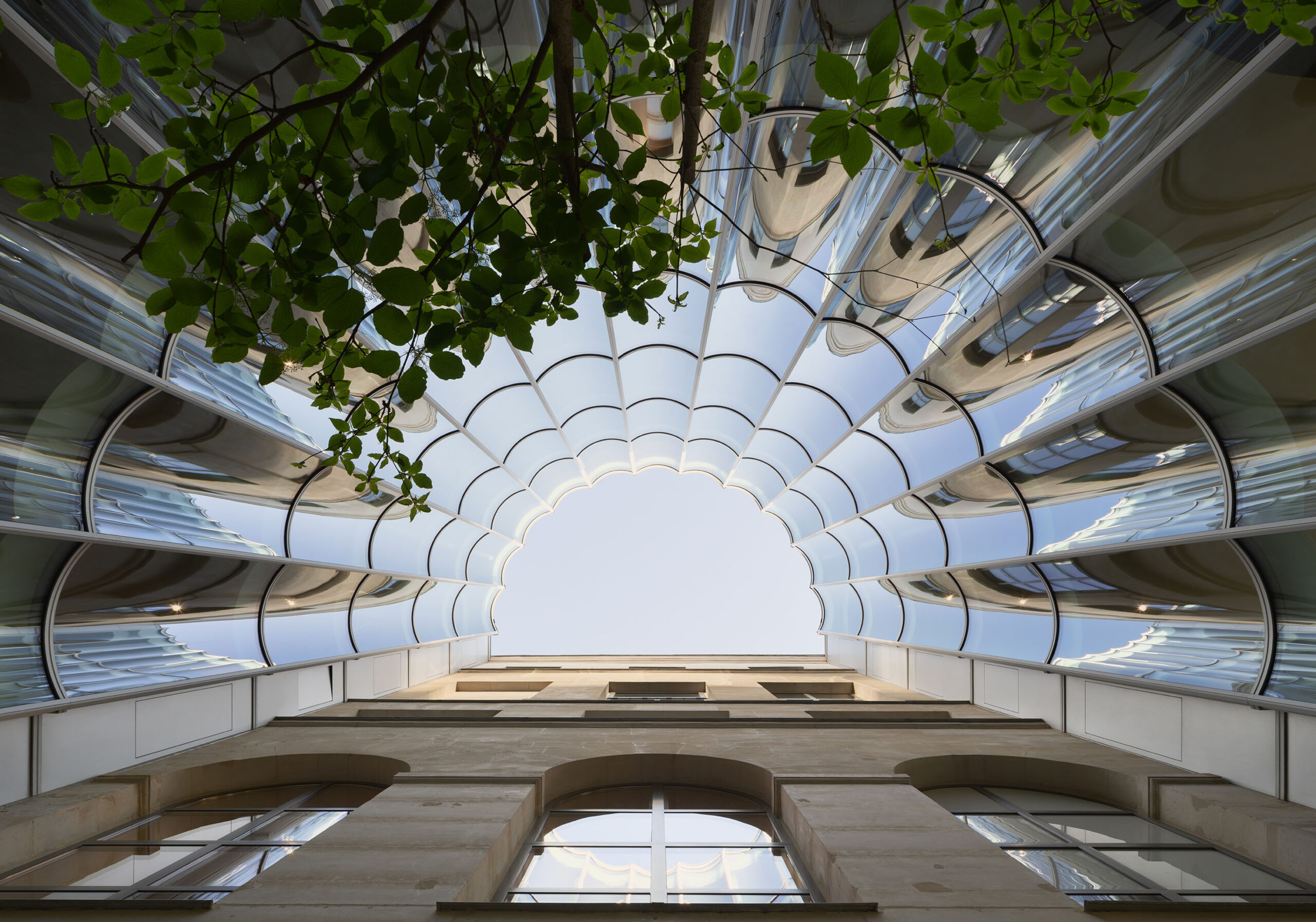 Gläserner Halbmond im historischen Bestand