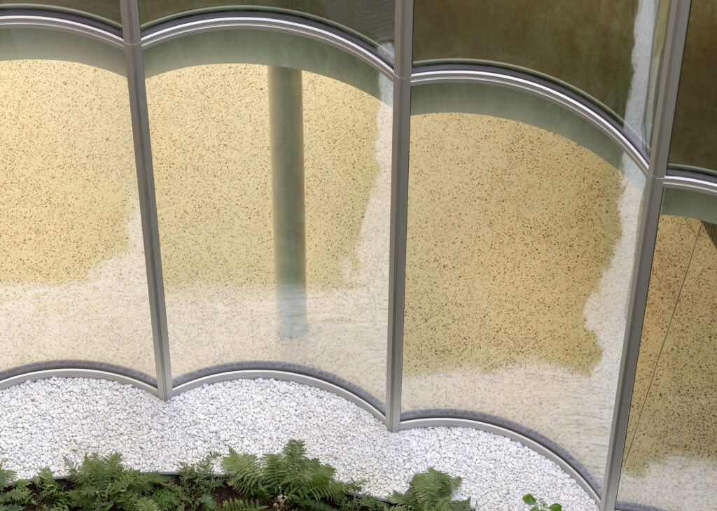 Detailansicht der zylindrisch gebogenen Isoliergläser: Die gleichmäßige Krümmung, präzise gefertigte Kanten und der leistungsfähige Randverbund sind entscheidend für Funktion und Dauerhaftigkeit der Fassadenkonstruktion.