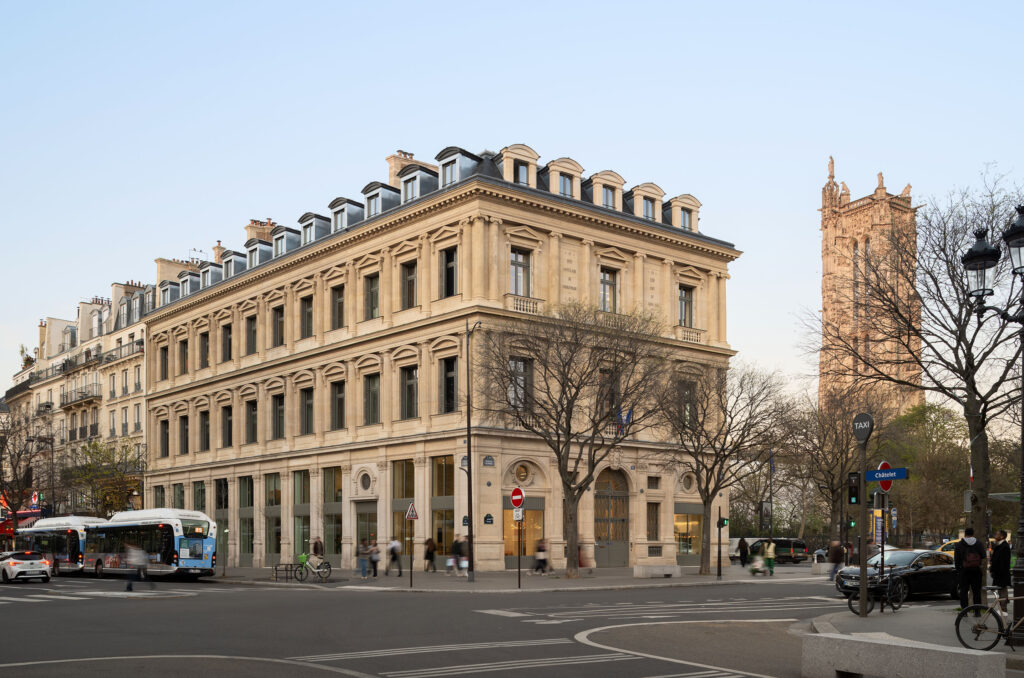 Der Sitz der Chambre des Notaires im 1. Arrondissement von Paris zeigt die typische Formensprache der Haussmann-Architektur mit Natursteinfassade, regelmäßiger Gliederung und Mansarddach – behutsam modernisiert im Inneren.