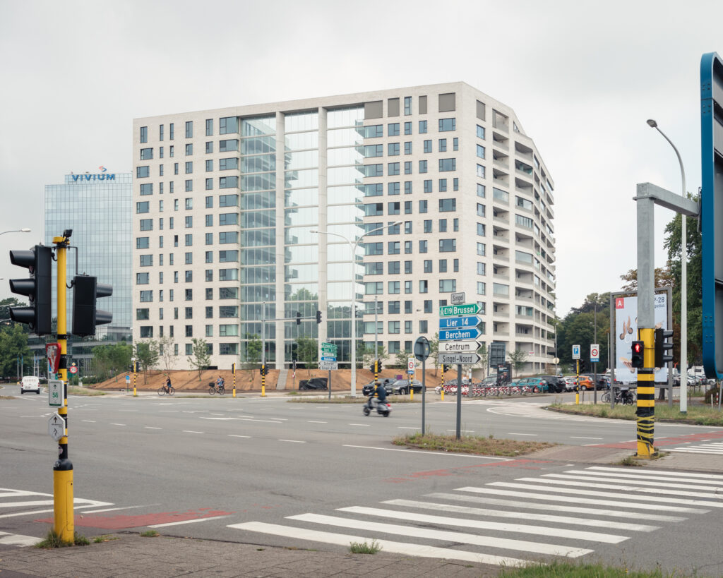 Die 207 Appartements in den beiden Wohntürme Louise und Marie liegen in attraktiver Lage am Rande der Innenstadt Antwerpens. 