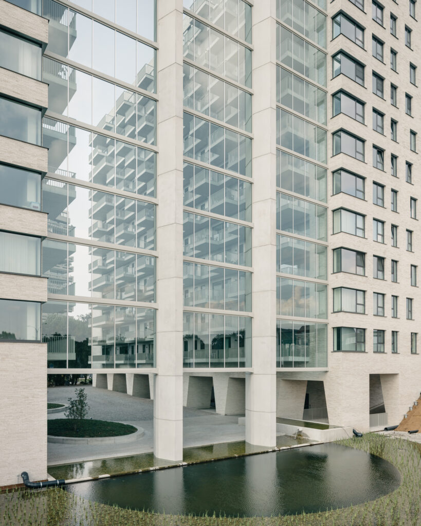 Dank eines speziell konstruierten Extrusionsprofils kann sich die Betonstruktur der Glasschutzwand an die wechselnden Temperaturen in den Jahreszeiten anpassen.