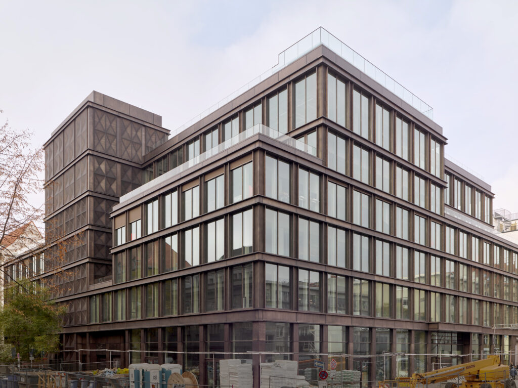Das ehemalige Parkhaus hat eine bronzefarbene Metallfassade erhalten. Darin verbaut wurde das hochselektive Sonnenschutzglases „Climatop Cool-Lite Xtreme 70/33“ von Saint-Gobain Glass. 