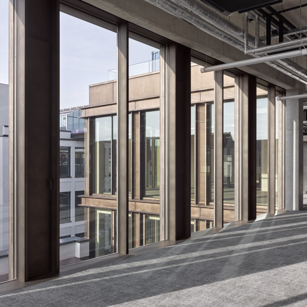 Die raumhohe Sonnenschutz-Verglasung bringt viel Tageslicht in die Räume – bei gleichzeitiger Reduzierung des Wärmeeintrags. 