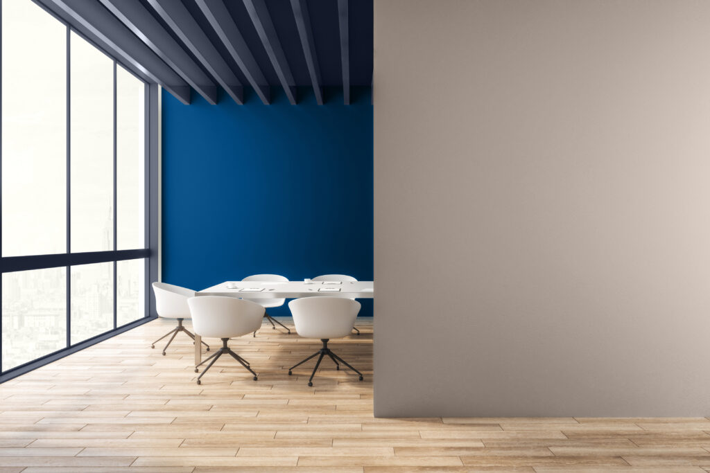 Kühle Töne wie Kobaltblau in Kombination mit sanften Graunuancen fördern Konzentration und visuelle Ruhe. Studien zeigen, dass visuell beruhigte Umgebungen Stress reduzieren und die Produktivität steigern können.