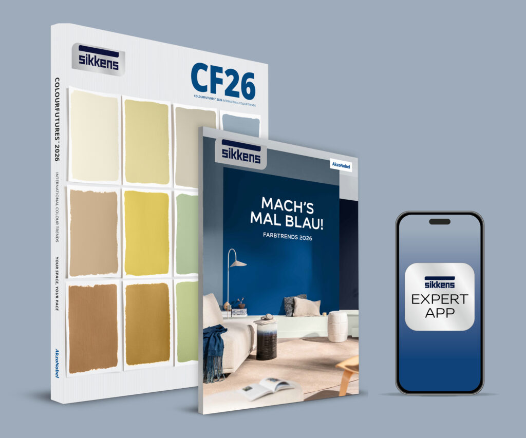 Das Sikkens Trendbuch „CF26 – Your Space. Your Pace.“ und die Sikkens Kundenbroschüre „Mach’s mal Blau – Die Trendfarben 2026“ liefern Inspiration und praxisnahe Beratungshilfen. Ergänzt durch die Sikkens Expert App mit Visualizer unterstützen sie Maler bei Kundenberatung, Farbauswahl und -gestaltung.