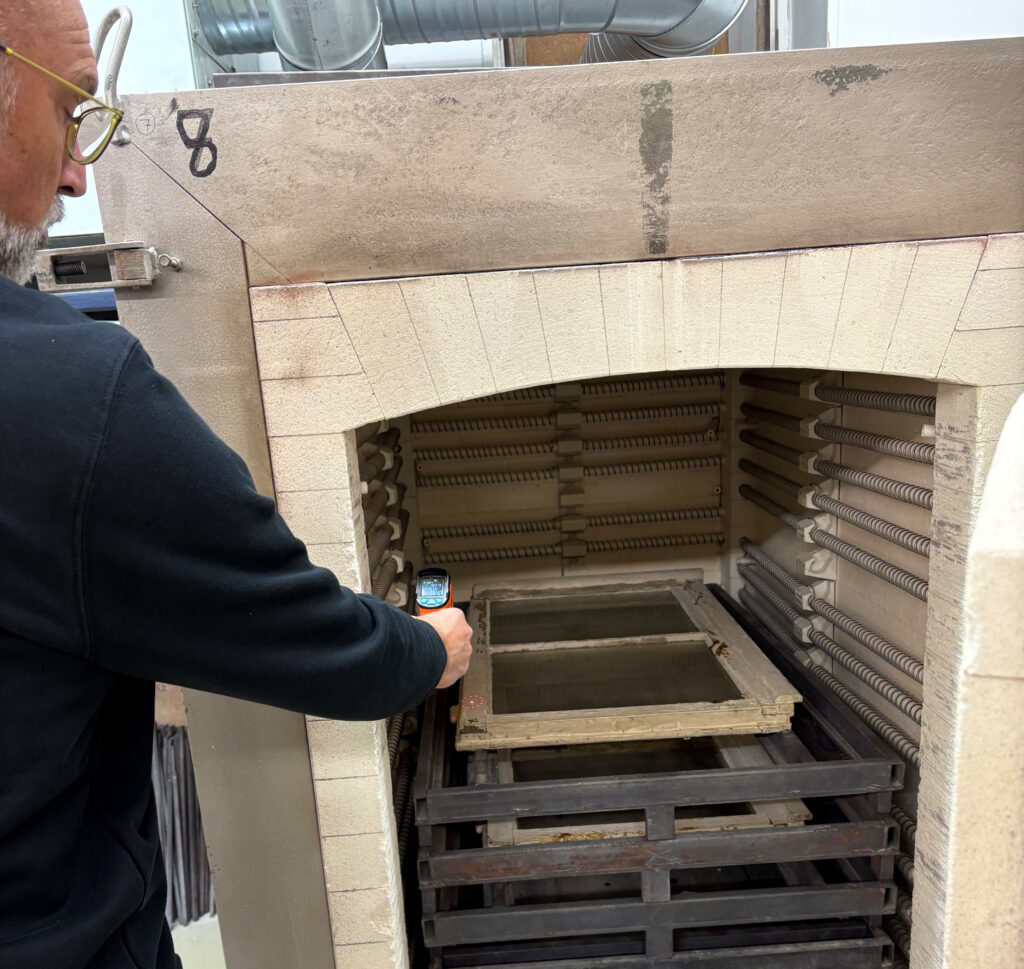 Nach der Kartierung der Scheiben und Fenster erfolgt die thermische Vorbehandlung der historischen Fensterprofile im Ofen. Hier werden sie in einem sanften Temperaturanstieg auf die ideale Temperatur gebracht, sodass das Ausglasen und Entfernen von Kittresten anschließend per Hand erfolgen kann.  