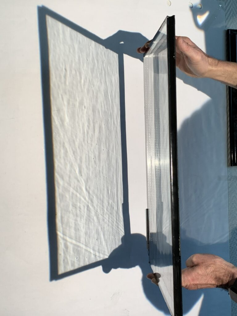 Sind die Gläser nutzbar, werden sie mit einer Gegenscheibe auf der Innenseite zu einem 10 Millimeter dünnen Isolierglas verarbeitet. Die historische Ästhetik des Gebäudes und die besondere Lichtstimmung, die mundgeblasene Verglasungen im Innenraum erzeugen, bleiben gewahrt – und die energetischen Werte verbessern sich deutlich.   