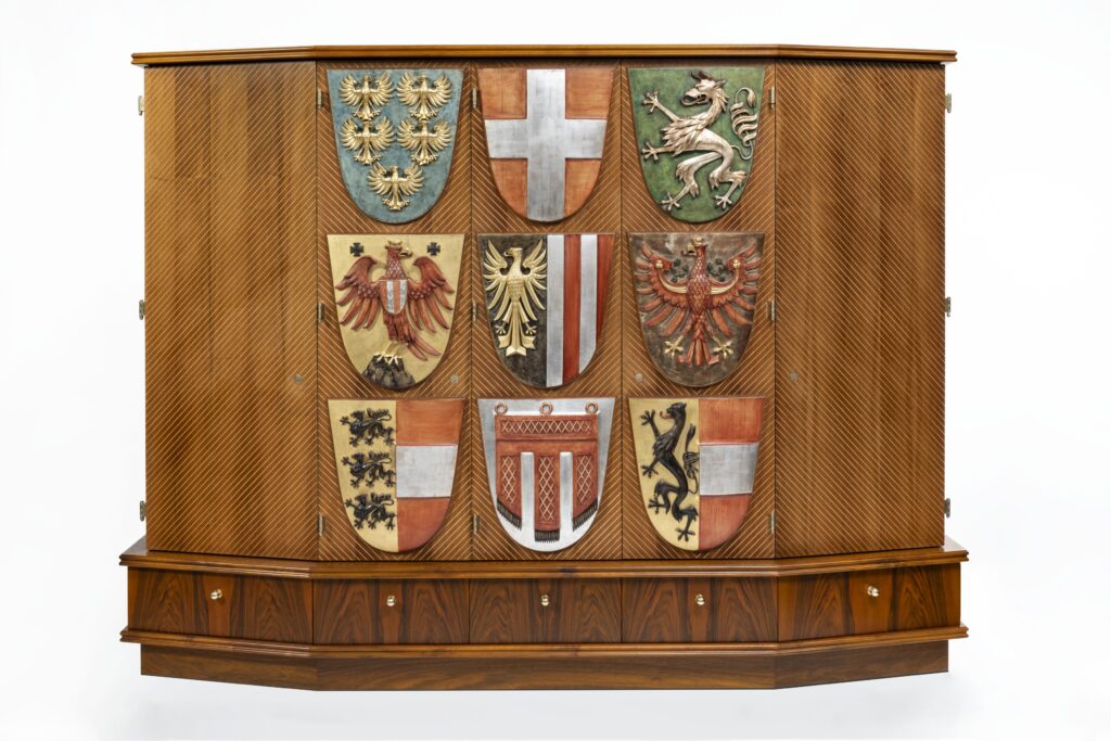 Die Büroräume des Bundeskanzlers wurden 1948/49 von Architekt Oswald Haerdtl mit modernen Möbeln und Beleuchtungskörpern neu ausgestattet, darunter ein repräsentativer Wappenschrank.