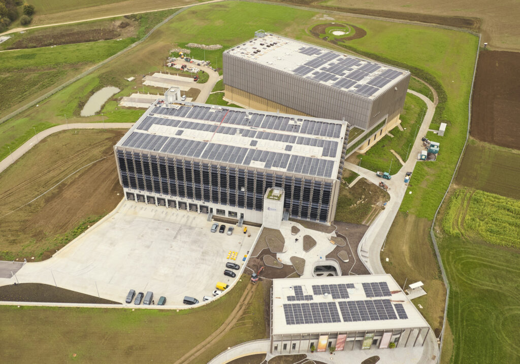 Die Gebäudeanordnung auf dem Weleda Cradle Campus folgt der lokalen Topographie.