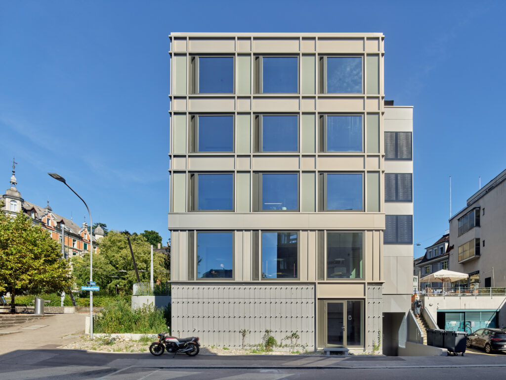 Neue Glaselemente auf der Fassade.