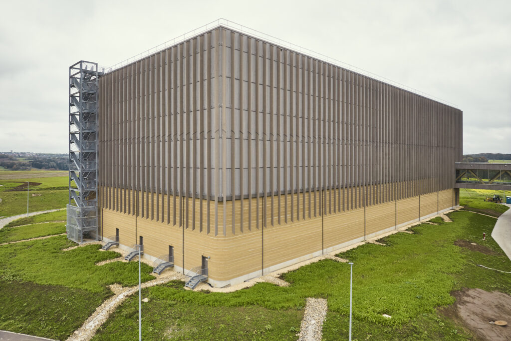 Das Hochregallager aus Stampflehm und Holzrahmenbau steht sinnbildlich für das neue hybride Bauen.