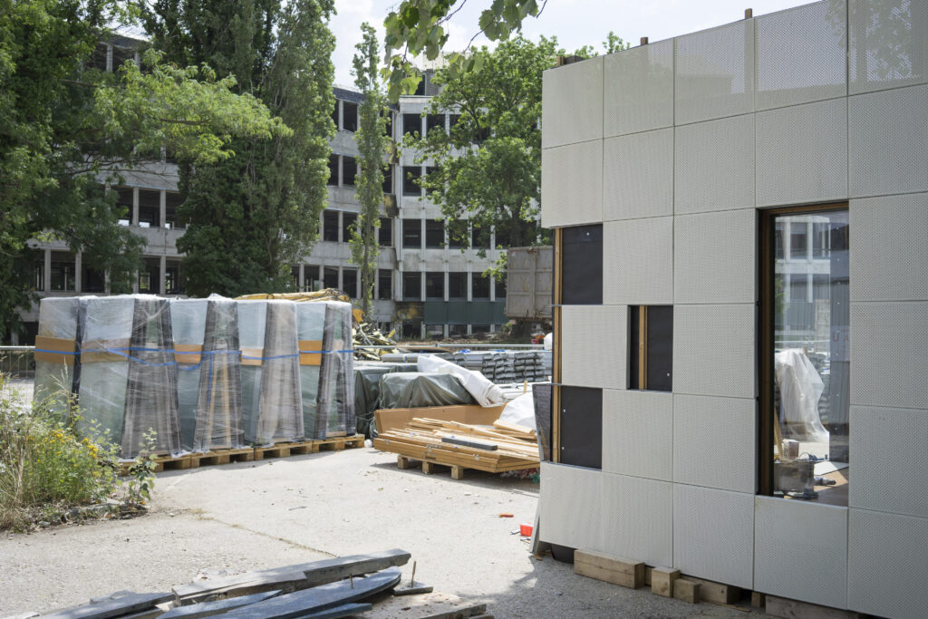 Fensterscheiben, Betonfassadenelemente, Edelstahlgeländer, Akustik-Deckenpaneele, Vollholzhandläufe, Kastenelemente mit Echtholzfurnier, Innentürblätter, Türzargen, Postkästen, Hängeleuchten, Fliesen und Natursteinplatten wurden 2018 beim Abriss des ÖMV Gebäudes zerstörungsfrei ausgebaut.