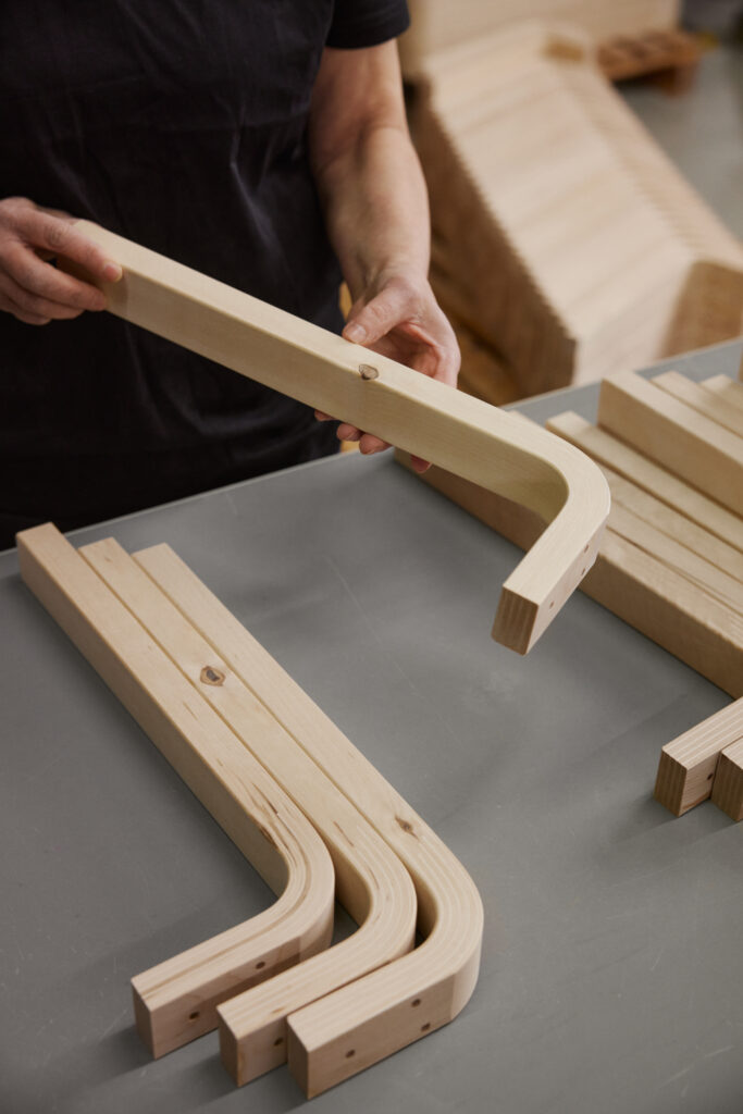 Produktion des Hockers Stool 60 von Artek