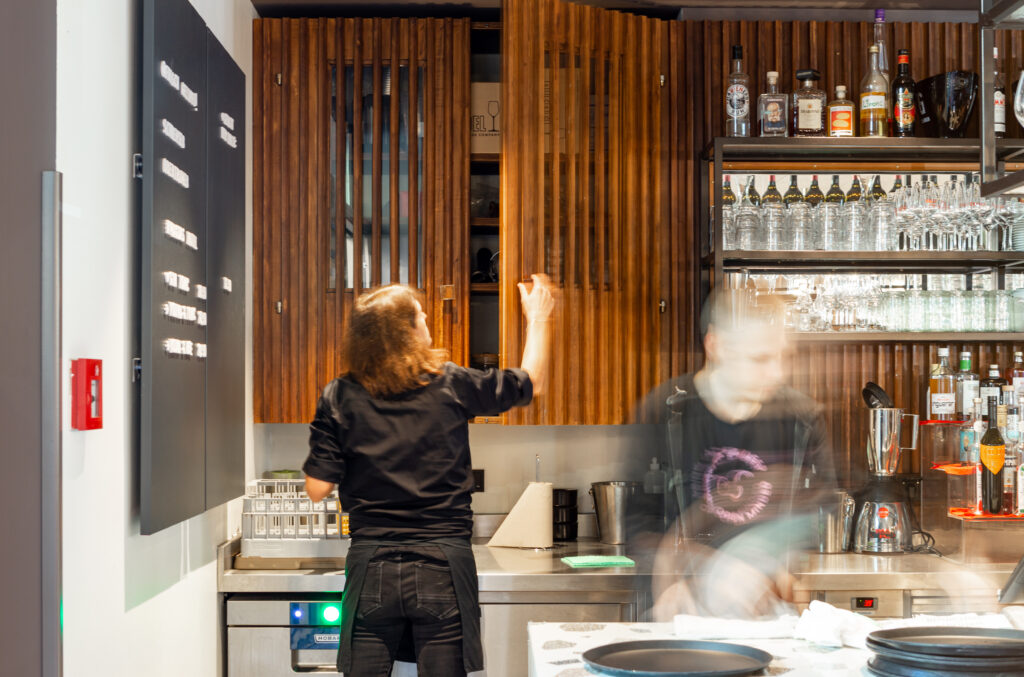 Beim Umzug des Hotels Magdas in die Ungargasse kamen einige Bauteile und Designstücke mit, z.B. die Beichtstuhl-Holzverkleidung aus der Klostergasse im 10. Bezirk.