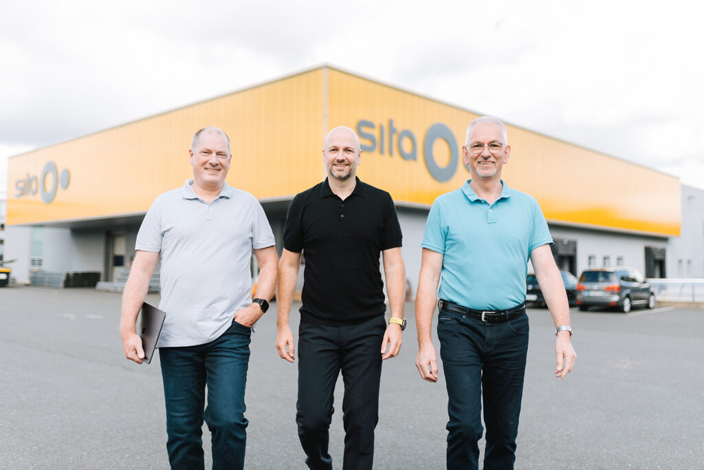 Sita Geschäftsleitungstrio 2026 (von rechts): Geschäftsführer Thomas Kleinegees,
Kai Gradert, Vertriebsleiter und Prokurist, sowie Rainer Pieper, Technischer Leiter und Prokurist.