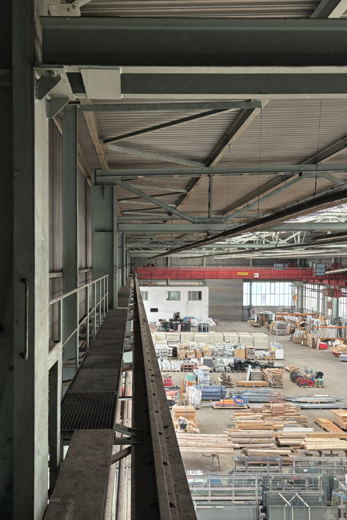 In der Paukerhalle wird die Übernahme, Sortierung Bewertung und Ausstellung geharvesteter Materialien und Bauteile aus Rückbau-Projekten durchgeführt.