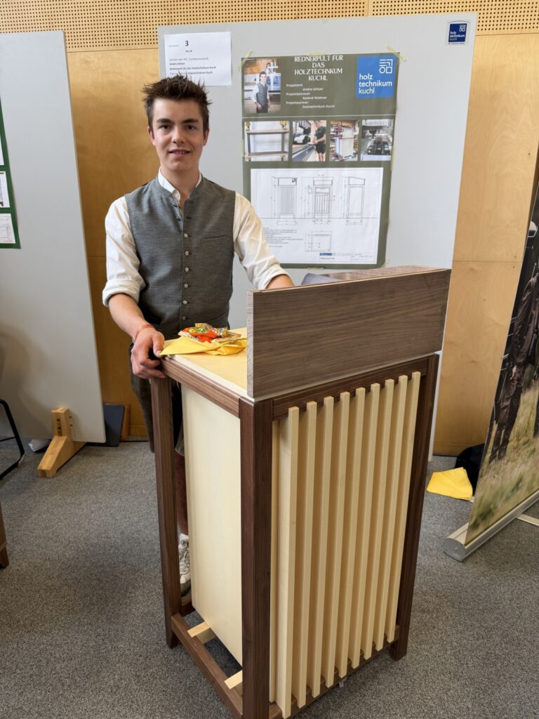 Ein Rednerpult für das Holztechnikum Kuchl hat Andre Islitzer (Schüler der Fachschule, Ausbildungszweig Tischlereitechnik) produziert – und dafür den HTK-Award in Gold eingeheimst.