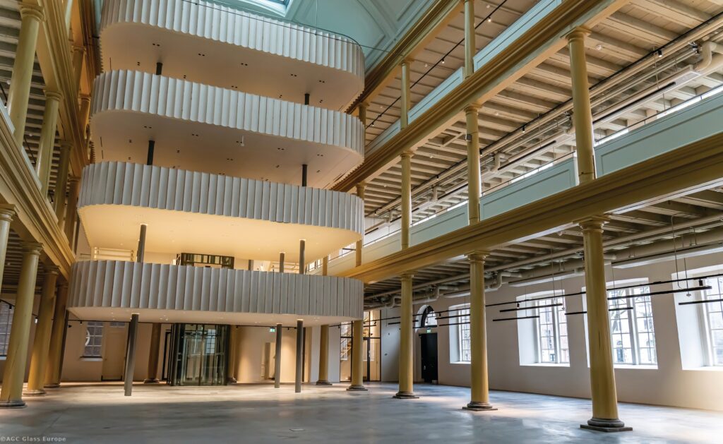 Die Umwandlung der Fläche in einen offenen Raum bedeutete, Galerien und Laufstege zu öffnen und einen Brandabschnitt von mehr als 10.000 Quadratmetern zu schaffen.  