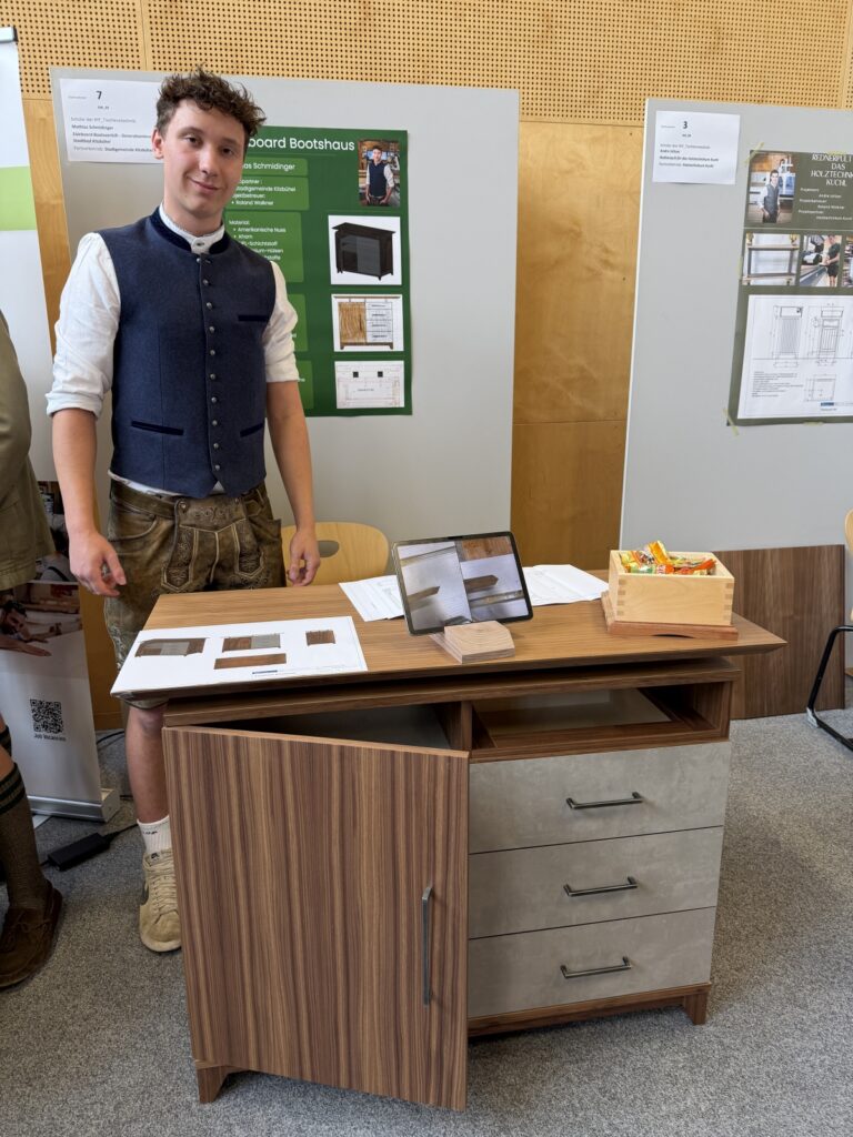Mathias Schmidinger (Schüler der Fachschule, Ausbildungszweig Tischlereitechnik) hat ein Sideboard für den Bootsverleih im Stadtbad Kitzbühel gebaut und erhielt den HTK-Award in Silber, Partnerbetrieb: Stadtgemeinde Kitzbühel