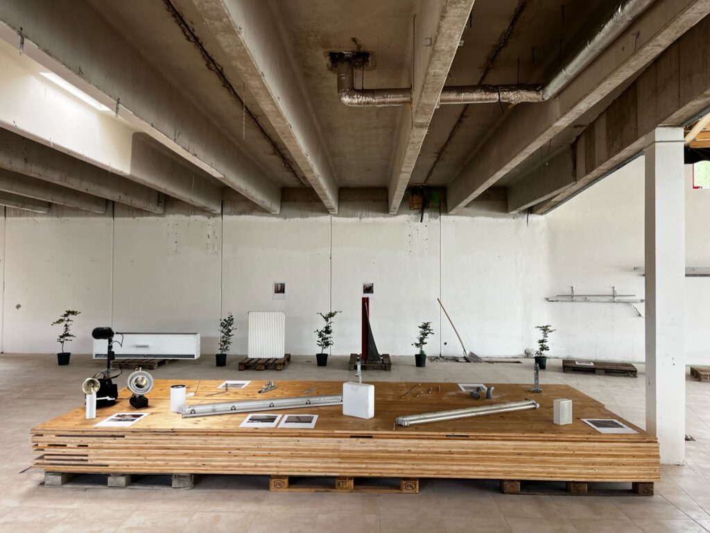 Am Ort des Supermarkt soll ein Wohnbau entstehen. Nach Rückbau des Bestandsgebäudes werden viele Materialien in den neuen Entwurf wieder eingebunden.