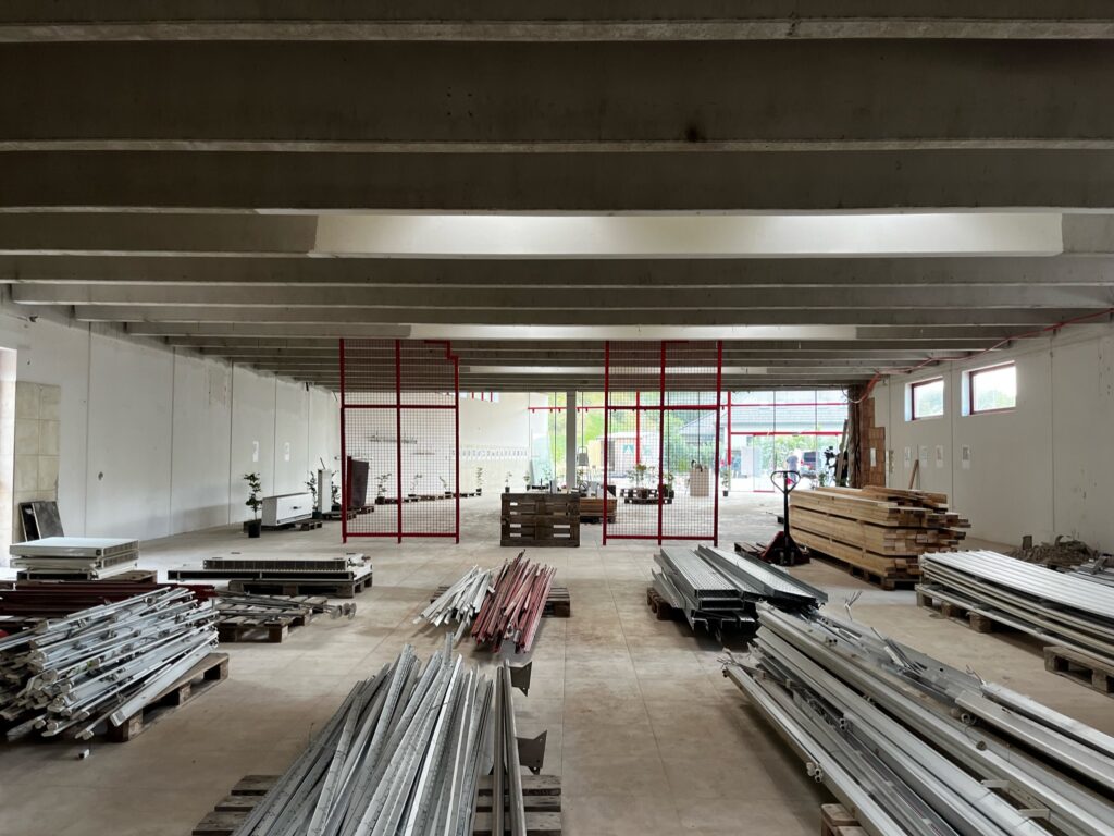 Für die Materialien, die kein zweites Leben am selben Standort bekommen, haben die materialnomaden im Jahr 2023 einen popup ReMarket direkt vor Ort eingerichtet.