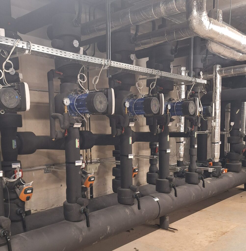Verteiler für die Wärmepumpen im Keller von Enna.