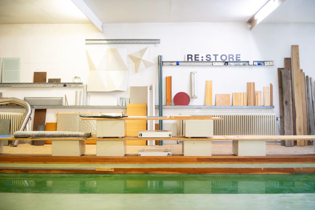 Im ReStore finden sich unterschiedlichste, aufbereitete wiederverwendbare Materialien von Fenstern über Beleuchtungen, Parkett, Ziegel, Trennwänden, Schindeln bis hin zu einer kompletten Bareinreichtung.