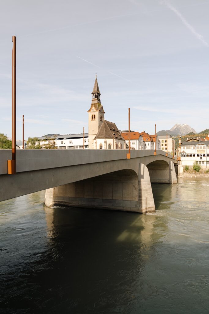 Das österreichisch-finnische Architekturbüro Berger Parkinnen+ interpretierte die Steinbrücke von Clemens Holzmeister über den Inn.