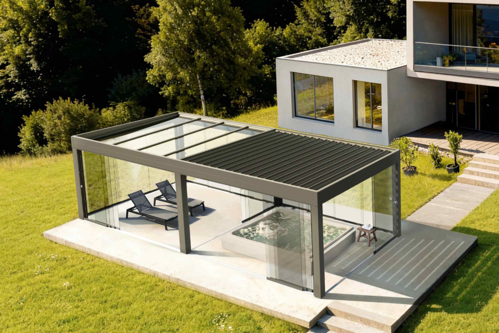 Die Kombination aus Lamellen- und Glasdach nebeneinander gliedert die Terrasse in zwei klar definierte Zonen. © TS-Aluminium-Profilsysteme GmbH & Co. KG