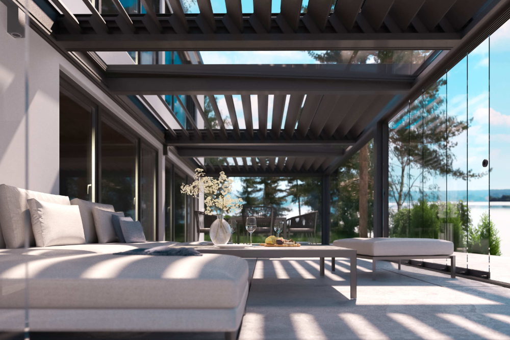 Drei Lamellenzonen mit zwei integrierten Lichtbändern: Auch bei geschlossenem Dach bleiben auf der Terrasse helle Spots. © TS-Aluminium-Profilsysteme GmbH & Co. KG