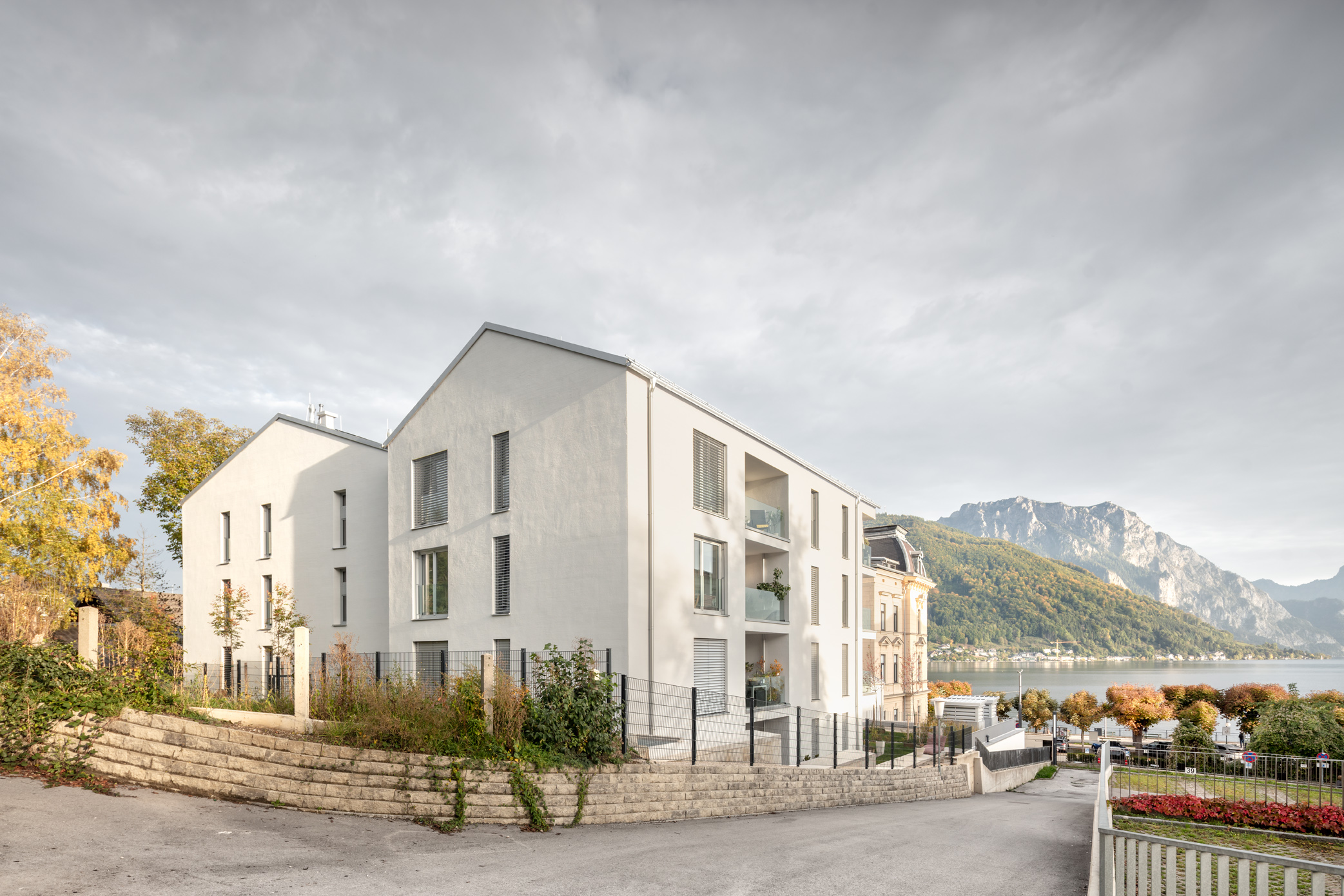 Fassade mit Rillen und Seeblick