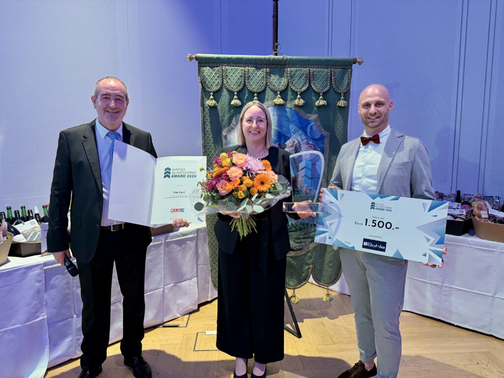 Silke Zand nahm den Austrian Glastechnik Award und den Siegerscheck über 1.500 Euro von Sponsor Bohle im Namen ihres verstorbenen Vaters Helmut Zand entgegen.