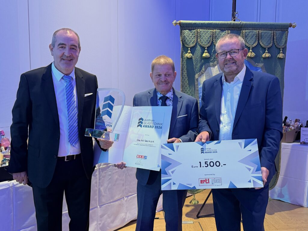 Claudio Keil freute sich über den Award in Form eines Glaspokals, einer Urkunde und dem Siegerscheck, überreicht von Gerald Mutzl und Sponsor Harald Bissenberger von Ertl Glas.