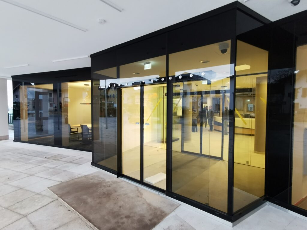 Glasbau Außenraum: Beim Siegerprojekt, der Raika Oberalm, wurde die historisch gewachsene Außenhülle in eine moderne Nurglas-Fassade umgestaltet.