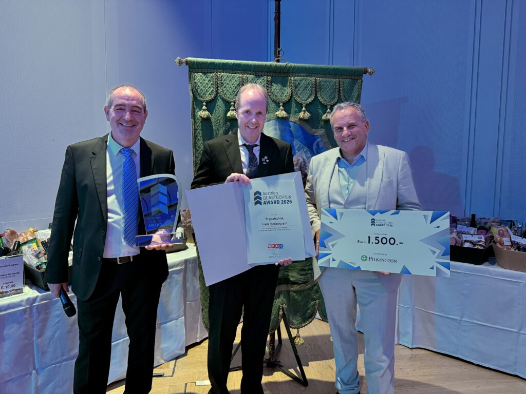 Bundesinnungsmeister-Stv. Gerald Mutzl (links) und Sponsor Wolfgang Pichler von Pilkington Austria überreichten den Siegerscheck, den Pokal und die Urkunde an Frank Kleeberg.