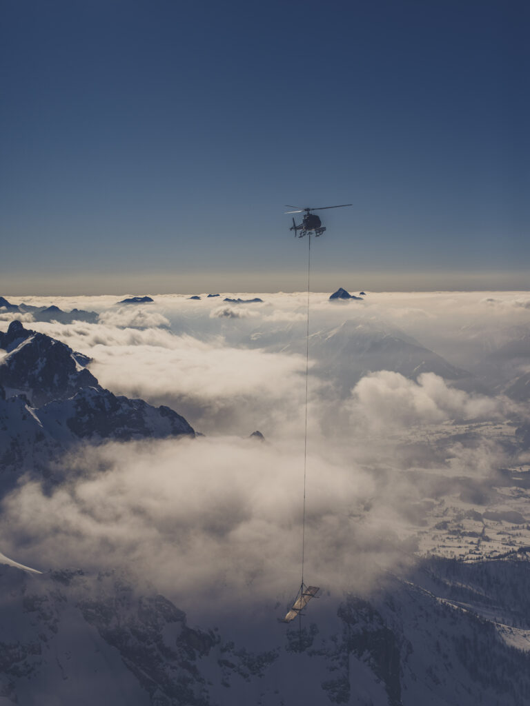 Spektakuläre Auslieferung per Hubschrauber auf den Dachstein