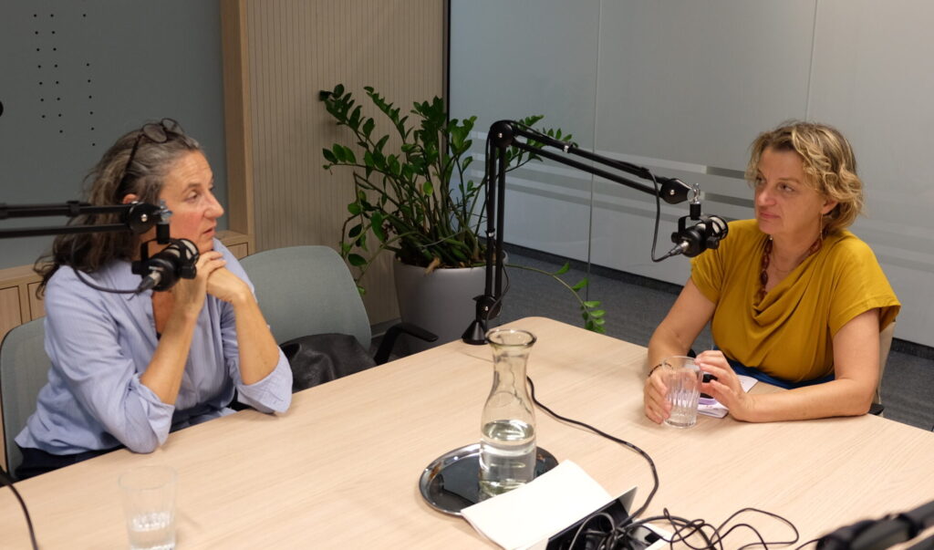 Die Architektinnen Ulrike Schartner (links) und Jutta Wörtl-Gössler im Architektur & Bau FORUM Podcast-Studio