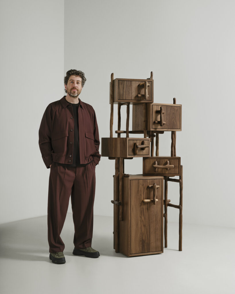 Onno Adriaanse mit dem Schrank aus der Kollektion "Hedera"