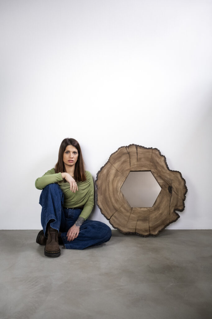 Valeria Vaccaro mit Spiegel aus der Kollektion "Ossimoro"