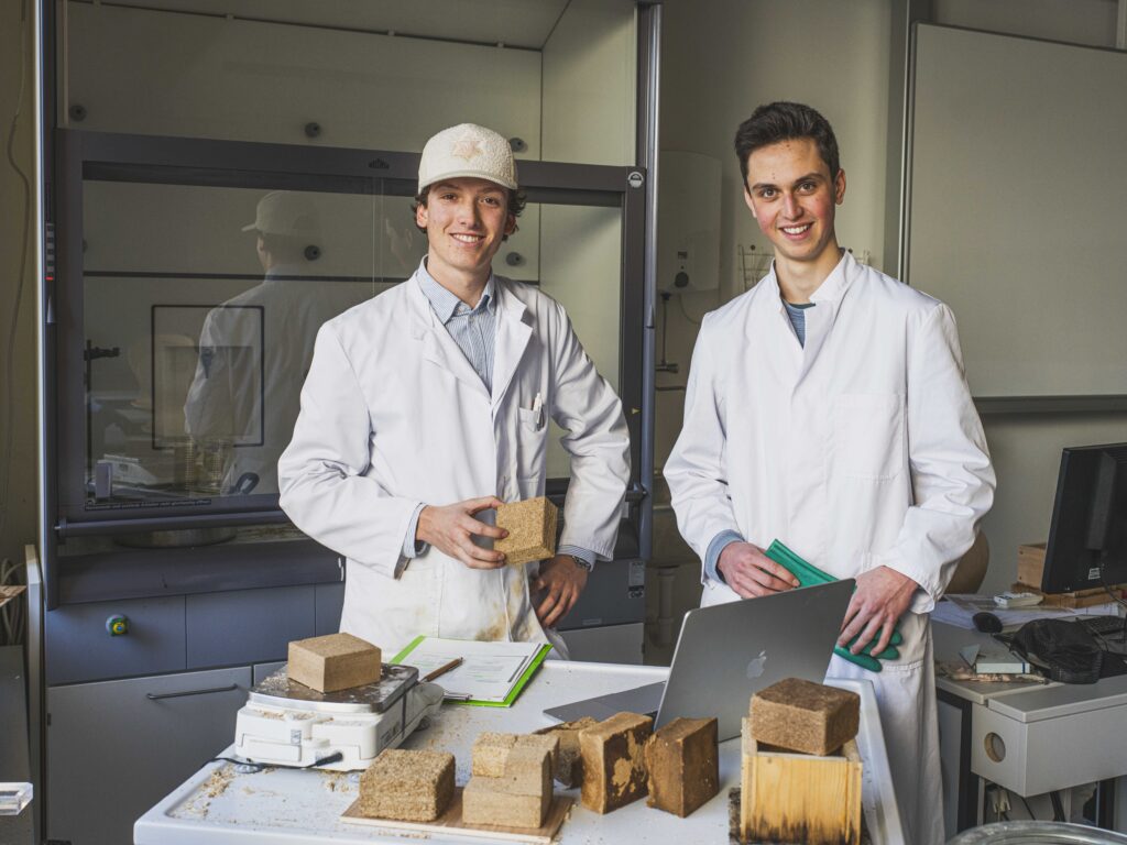 Die Schüler Lois Oberacher und Michael Wagnest zeigen ihre Diplomarbeit mit der sie den 3. Platz bei Jugend Innovativ erreicht haben
