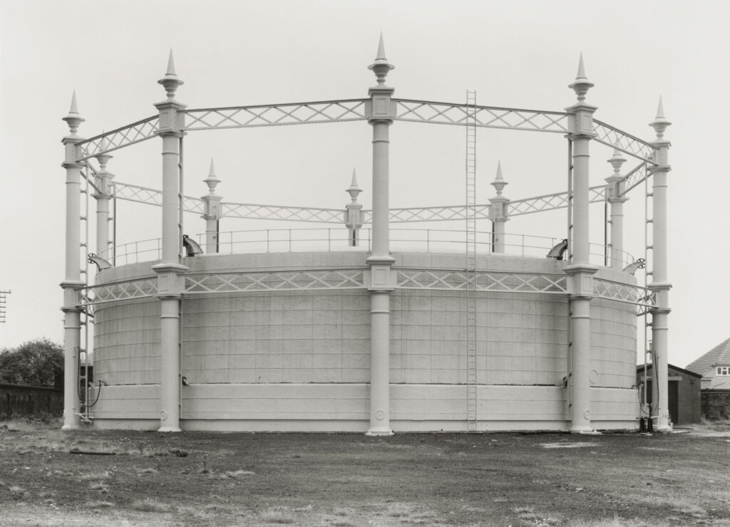 Bernd & Hilla Becher
"Benzintank" von 1886, Tyldesley bei Manchester, Großbritannien, 1966, Silbergelatineabzug