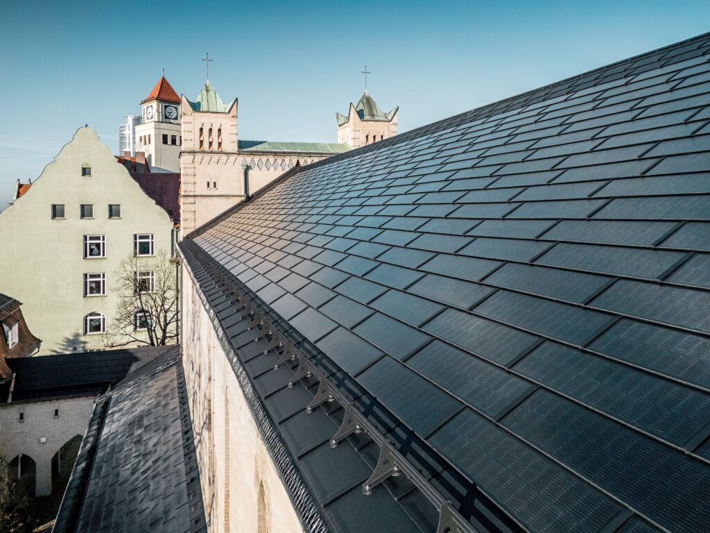 Um den architektonischen Charakter des expressionistischen Bauwerks zu wahren, wurden rund 800 Quadratmeter Dachﬂäche mit „Prefa Solardachplatten“ ausgestattet.