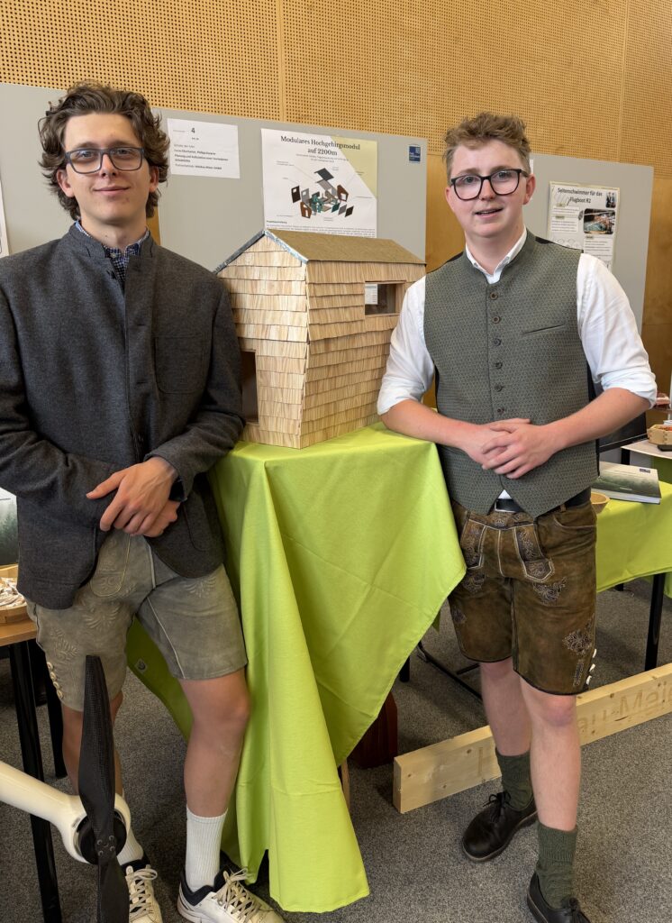 Der 2. Platz in der Kategorie Engineering bei Jugend Innovativ und der HTK-Award in Gold ging an die HTL-Schüler Philipp Kaserer und Lucas Eberharter (v. li.), die eine hochalpine Schutzhütte geplant und kalkuliert haben. Partnerbetrieb war Holzbau Maier.
