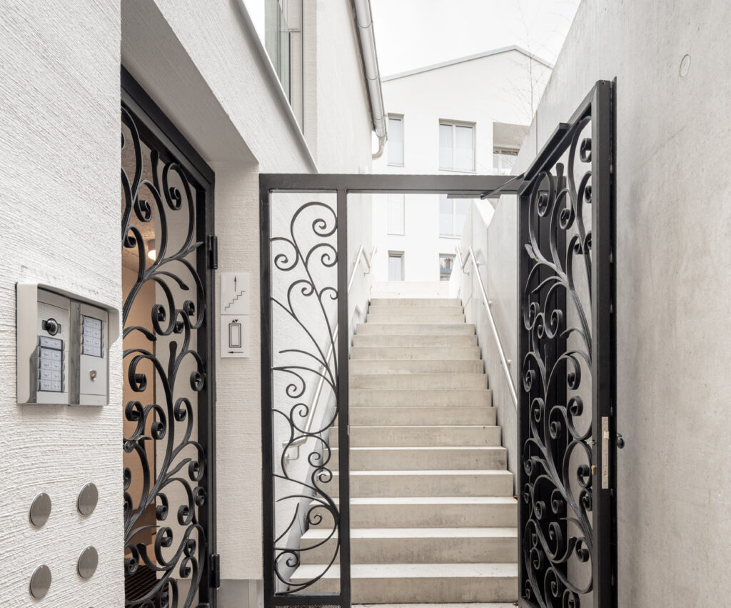 Reichlich Rillen: Die besondere Fassade gibt dem Baukörper das gewisse Etwas.