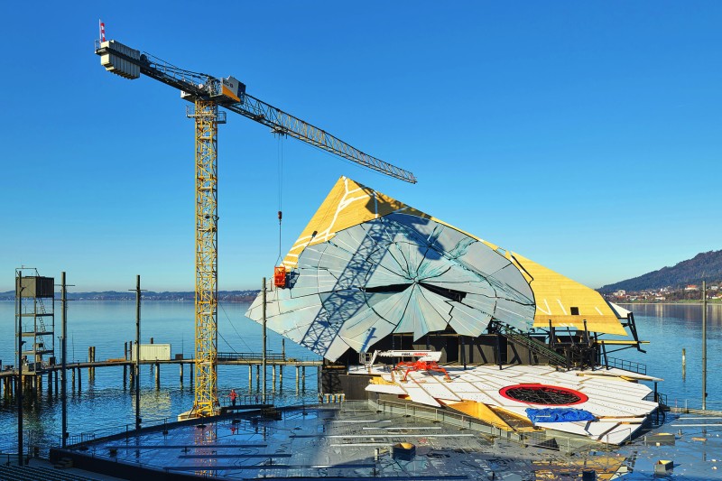 Liebherr-Kran unterstützt Bühnenaufbau für „La traviata“ in Bregenz